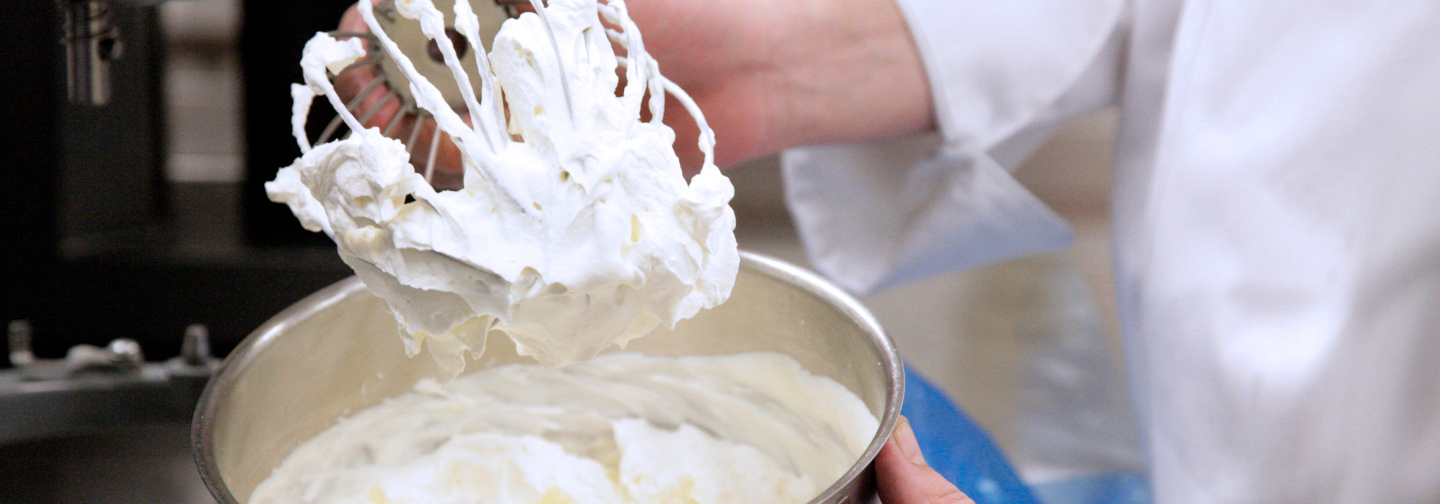 Debic propose une large gamme de crème patissiere, qui comprend des crème fouettée, des crèmes en aérosol et des crèmes de cuisson.