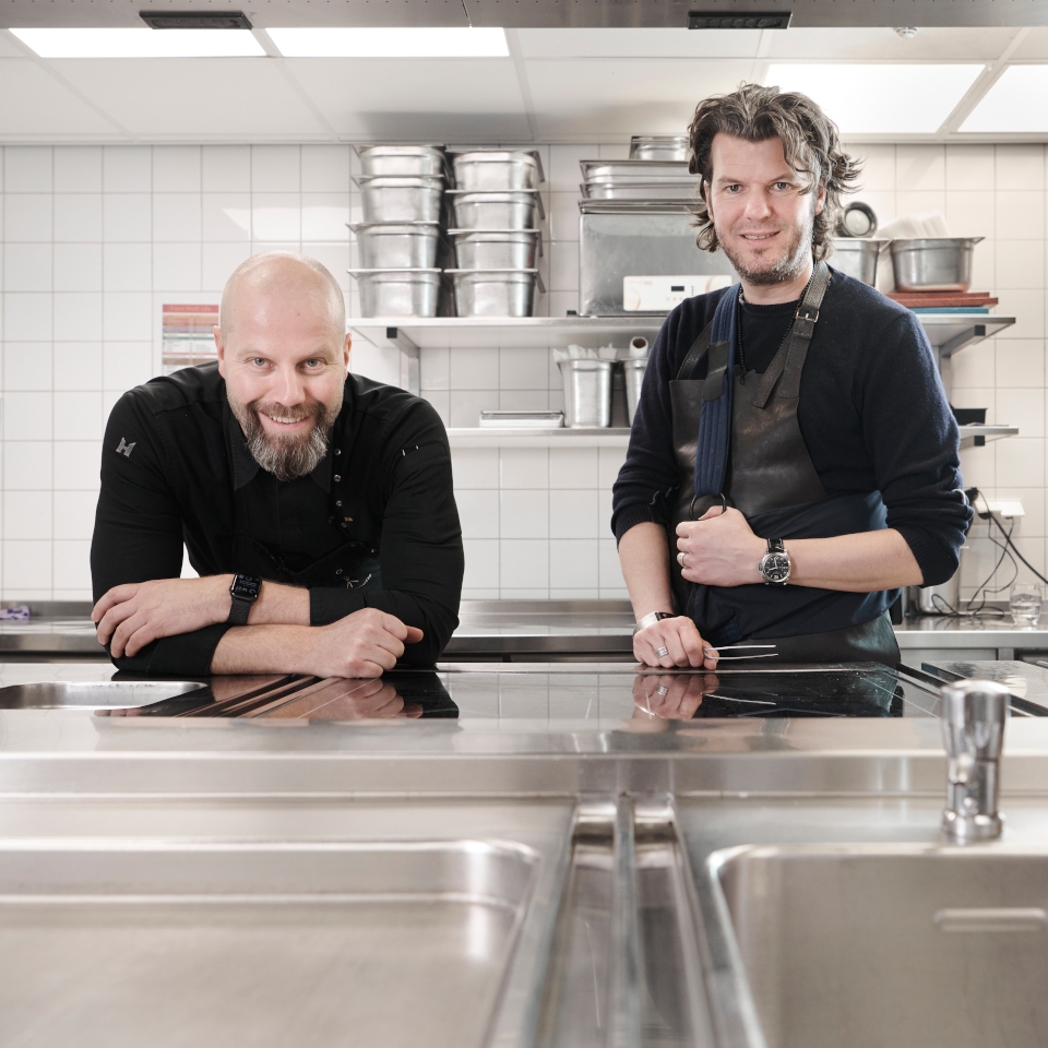 Sidney en Gert koken en vertellen tijdens de masterclass