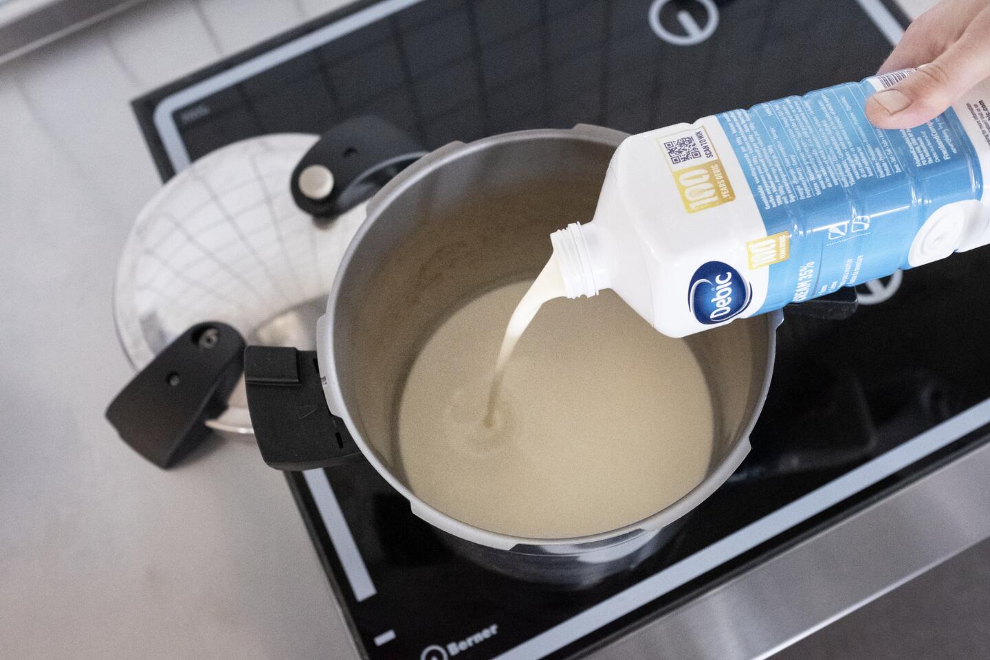 Caramelising cream under pressure