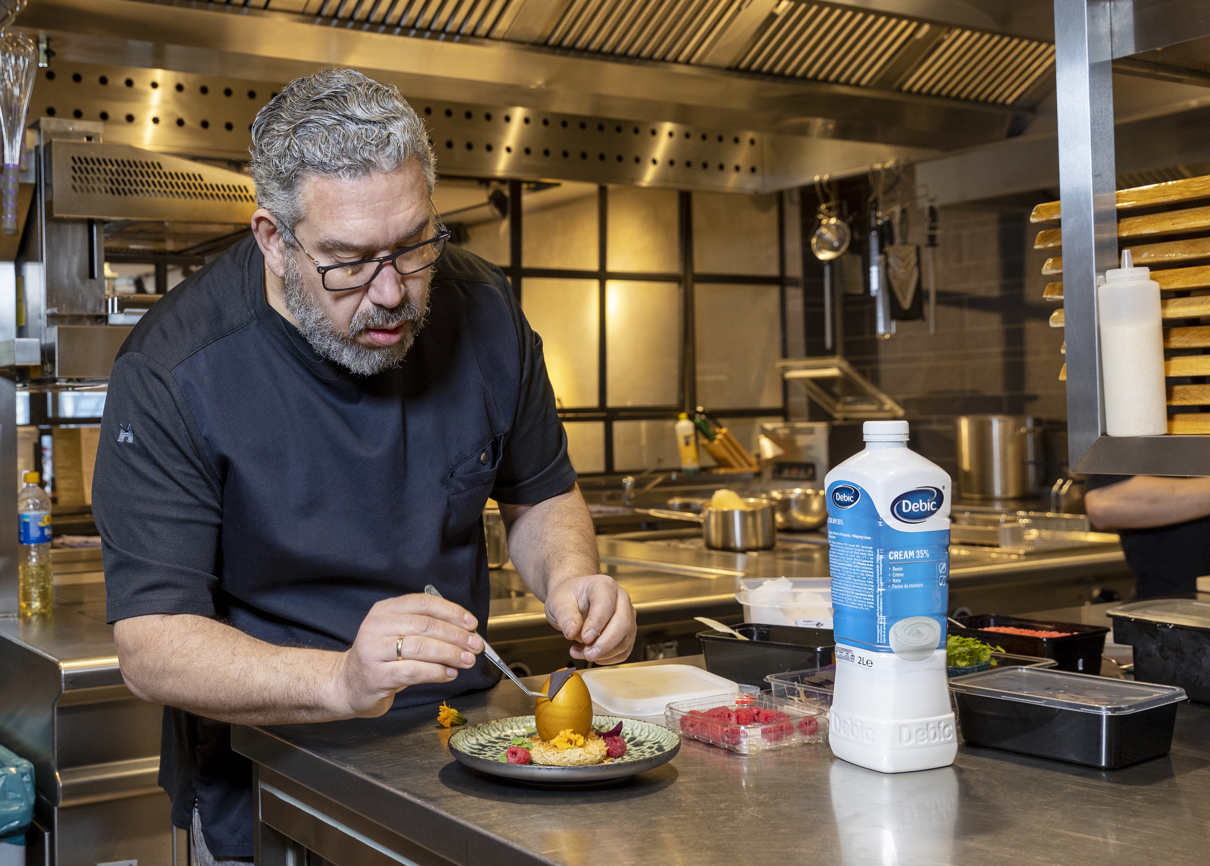 Chef Karim Aggoun maakt zijn dessert met Debic.