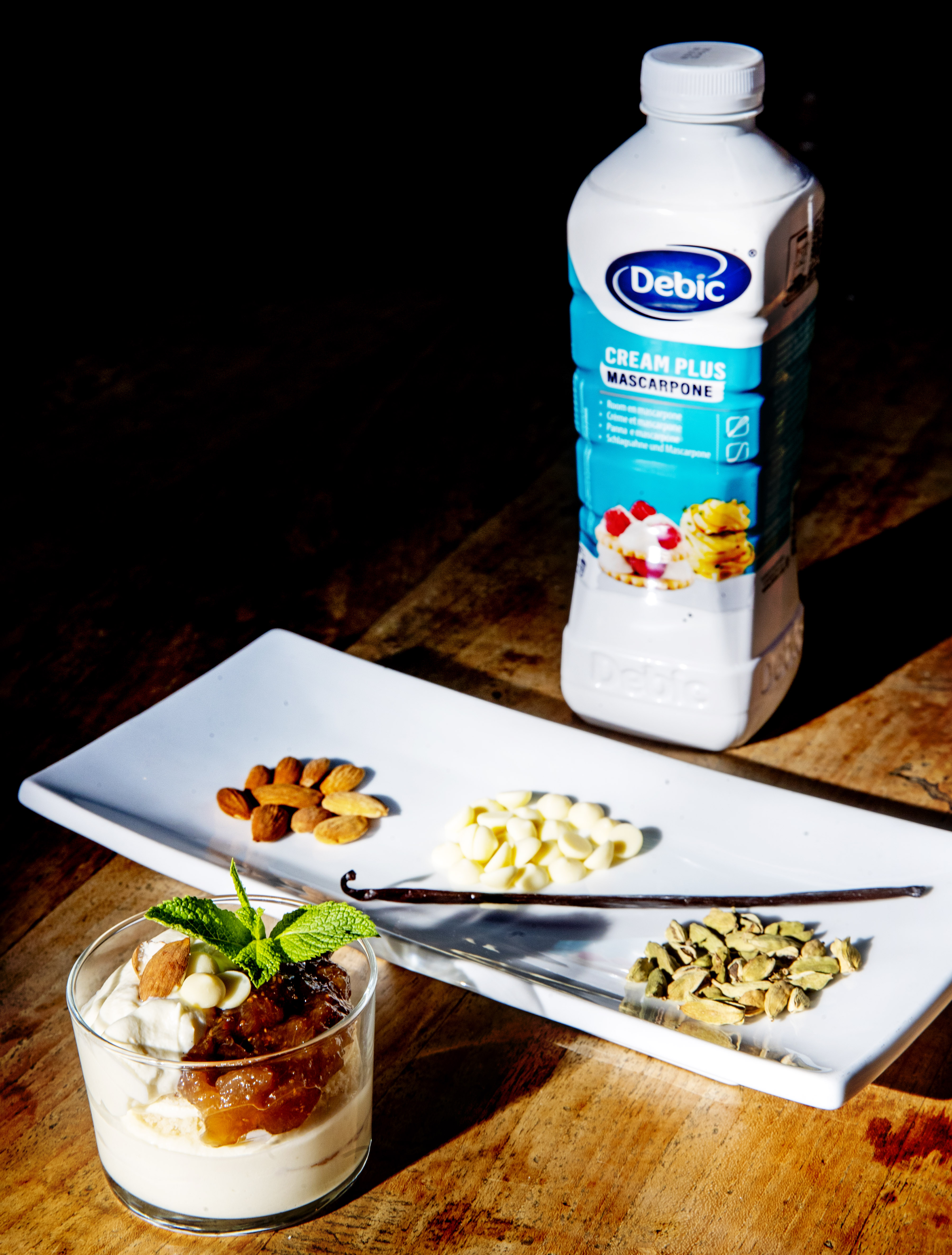 Chef-kok Jan van der Kooi (links) Cream Plus Mascarpone van Debic (rechts)