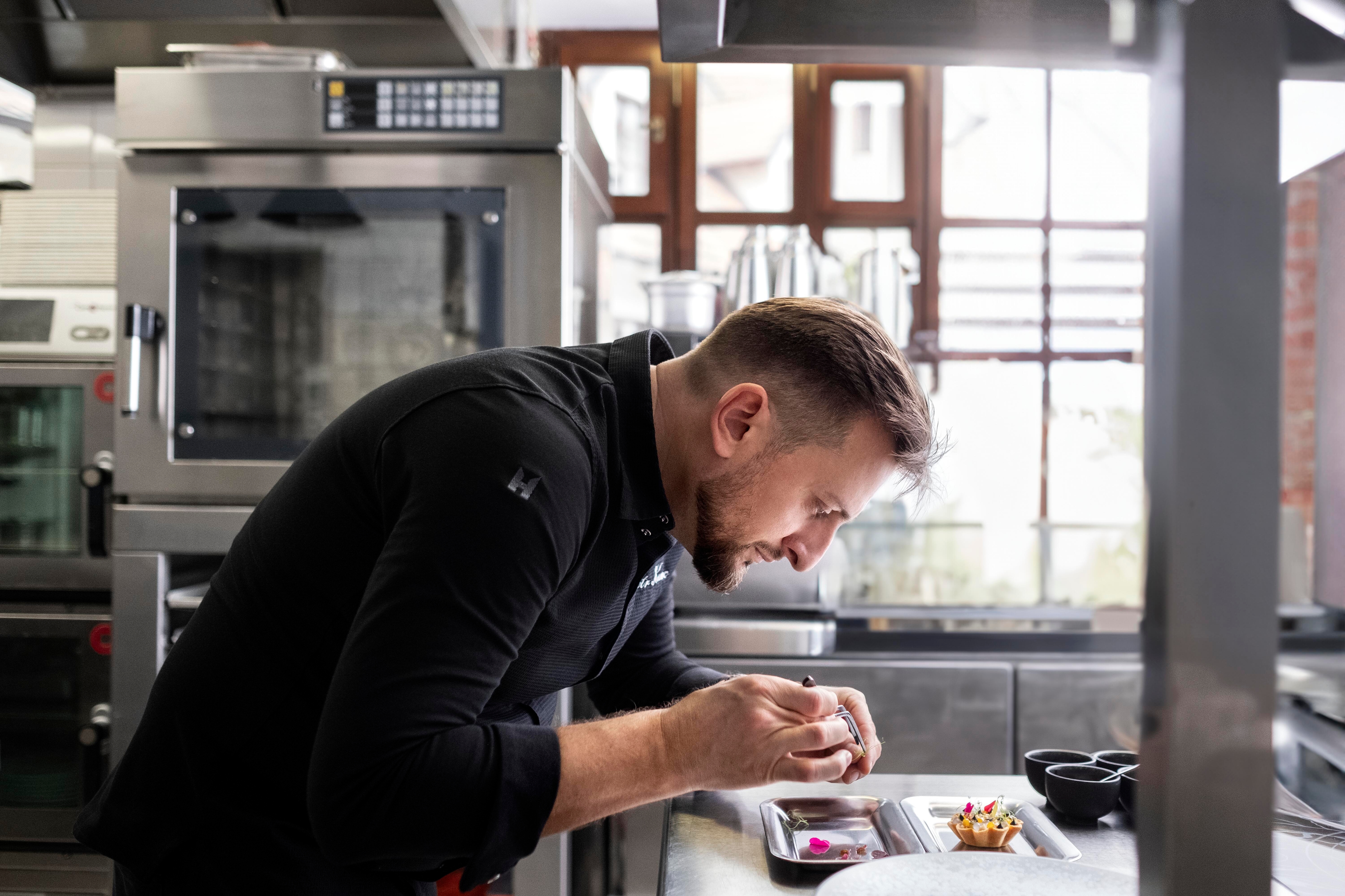 ‘JE EET OOK MET JE OGEN.’