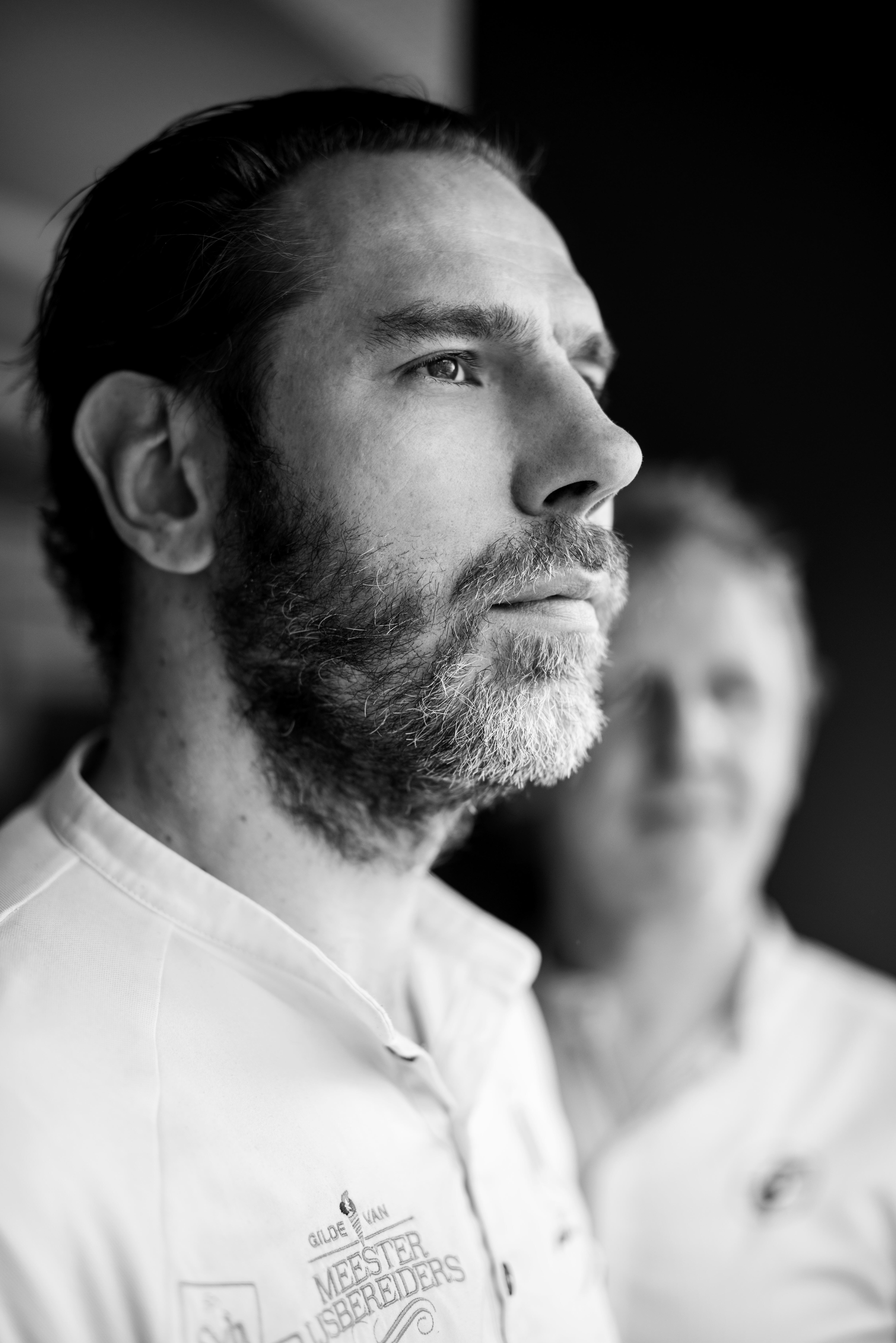 Tarte Tatin op een spiraal van filodeeg met vanille-roomijs