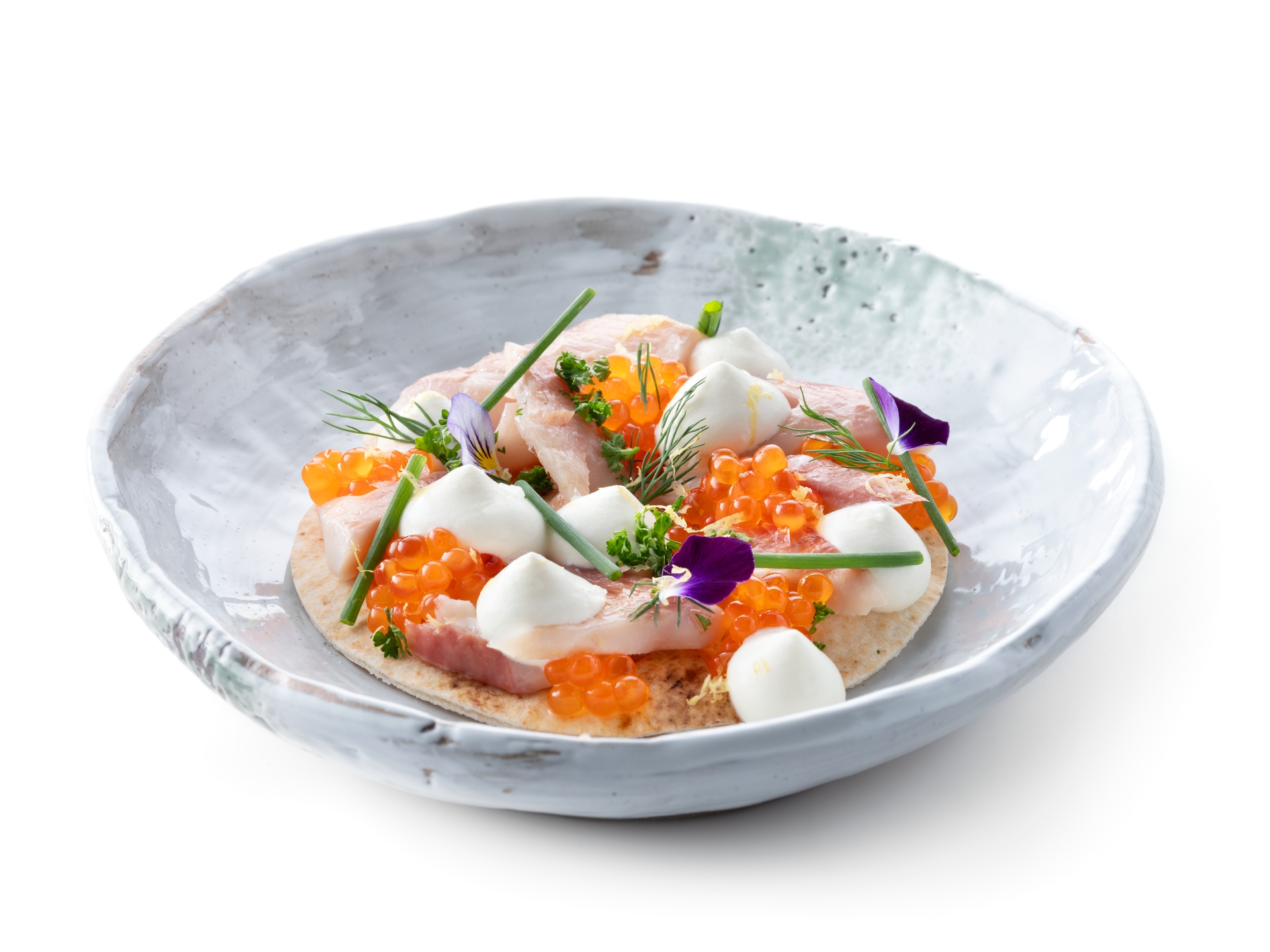 Lichtgerookte forel met een mousse van zure room en frisse kruiden 