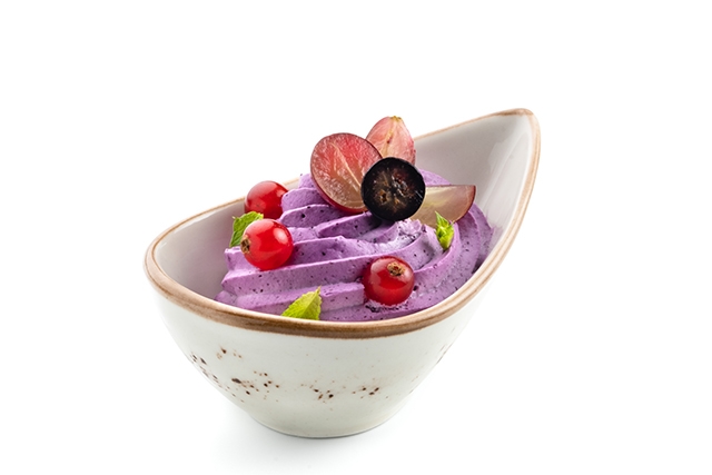 Tiramisú azul con uvas arándanos