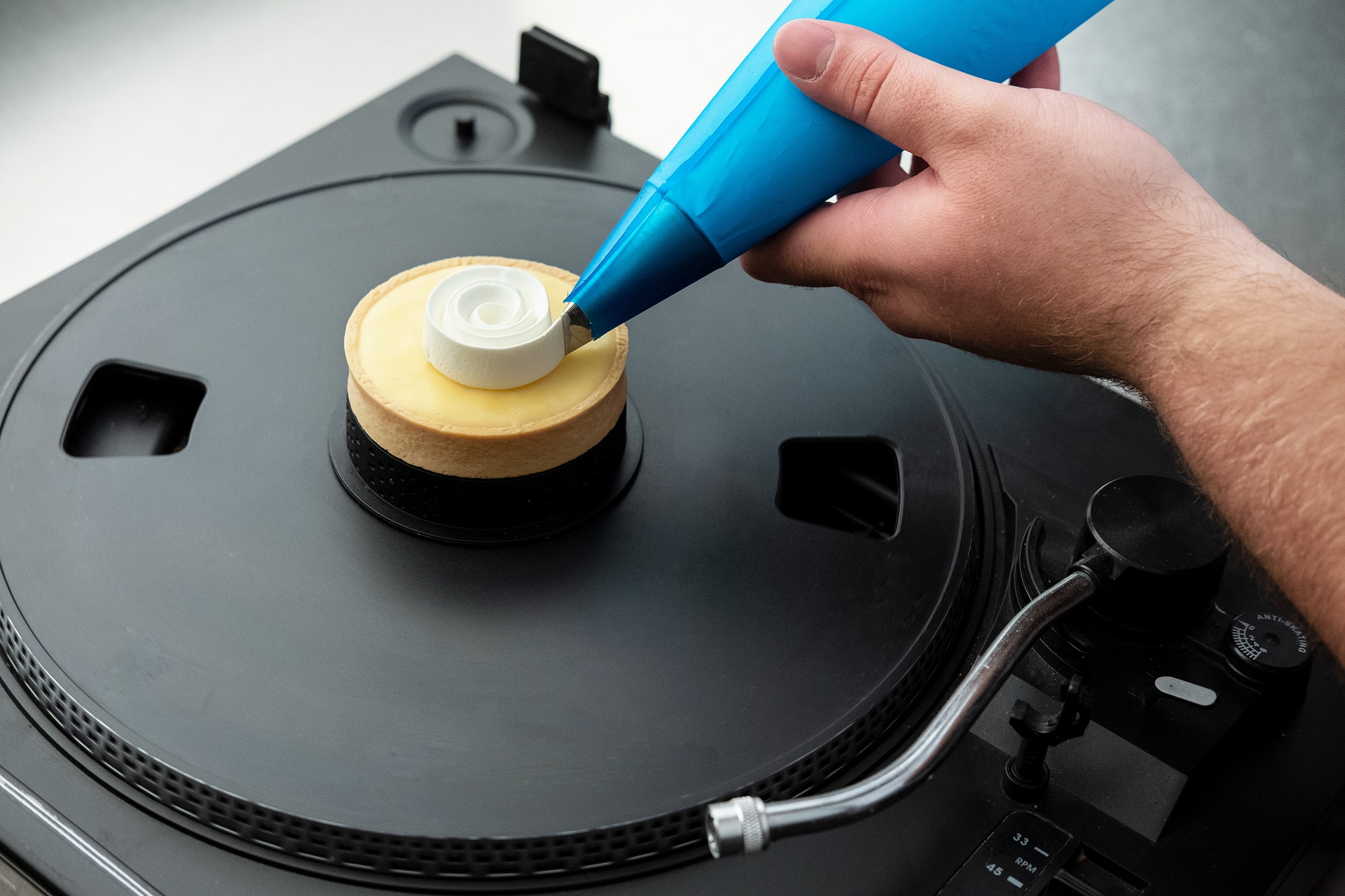 Houd de spuitzak stabiel en maak een trage beweging