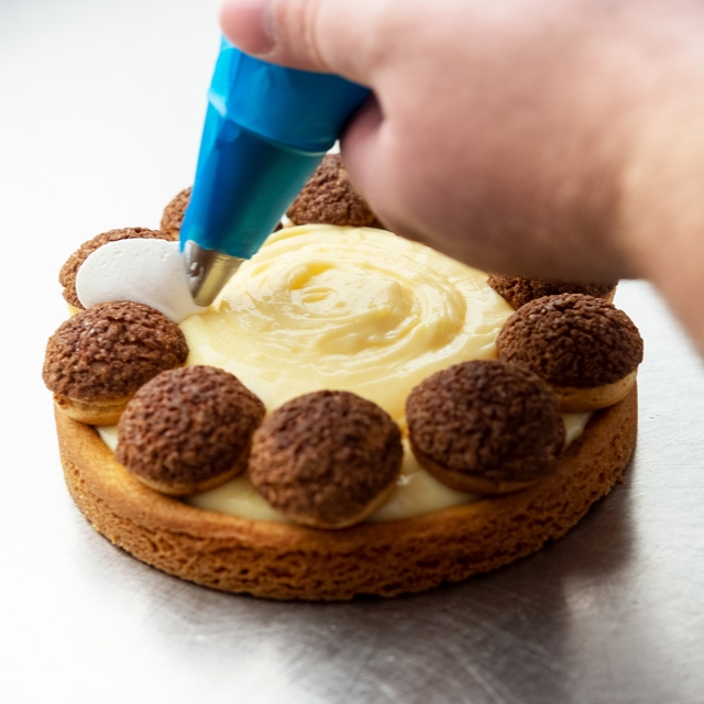 Spuit licht gebogen stroken naast elkaar, van buiten naar het midden van de taart.