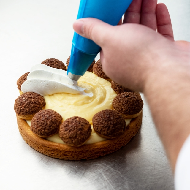 Zet goed aan bij het begin van elke strook en verminder de druk op de spuitzak naar het midden toe.