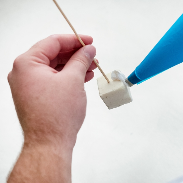 Neem een bevroren interieur en steek er een houten stokje in.