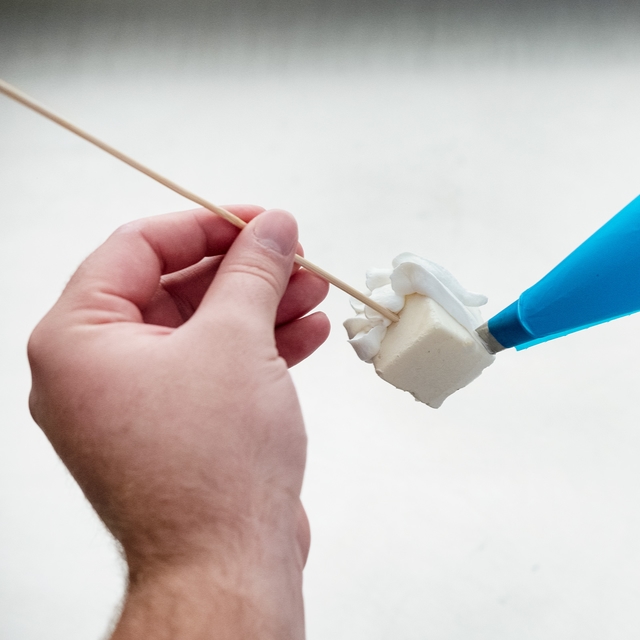 Spuit willekeurig toefjes room om alles te bedekken.