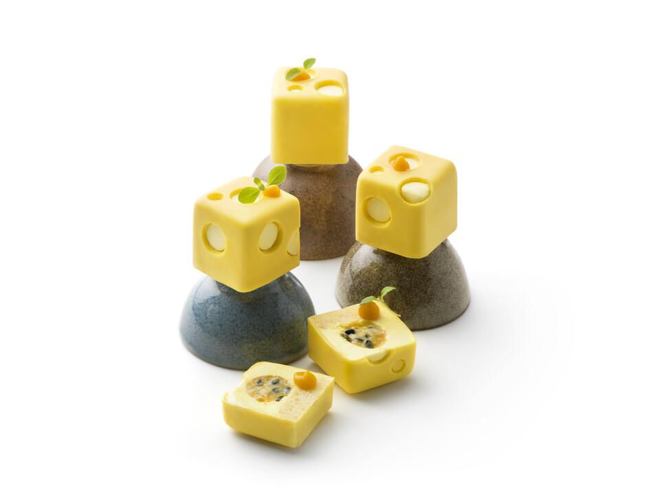 Passionfruit cheesecake cubes 