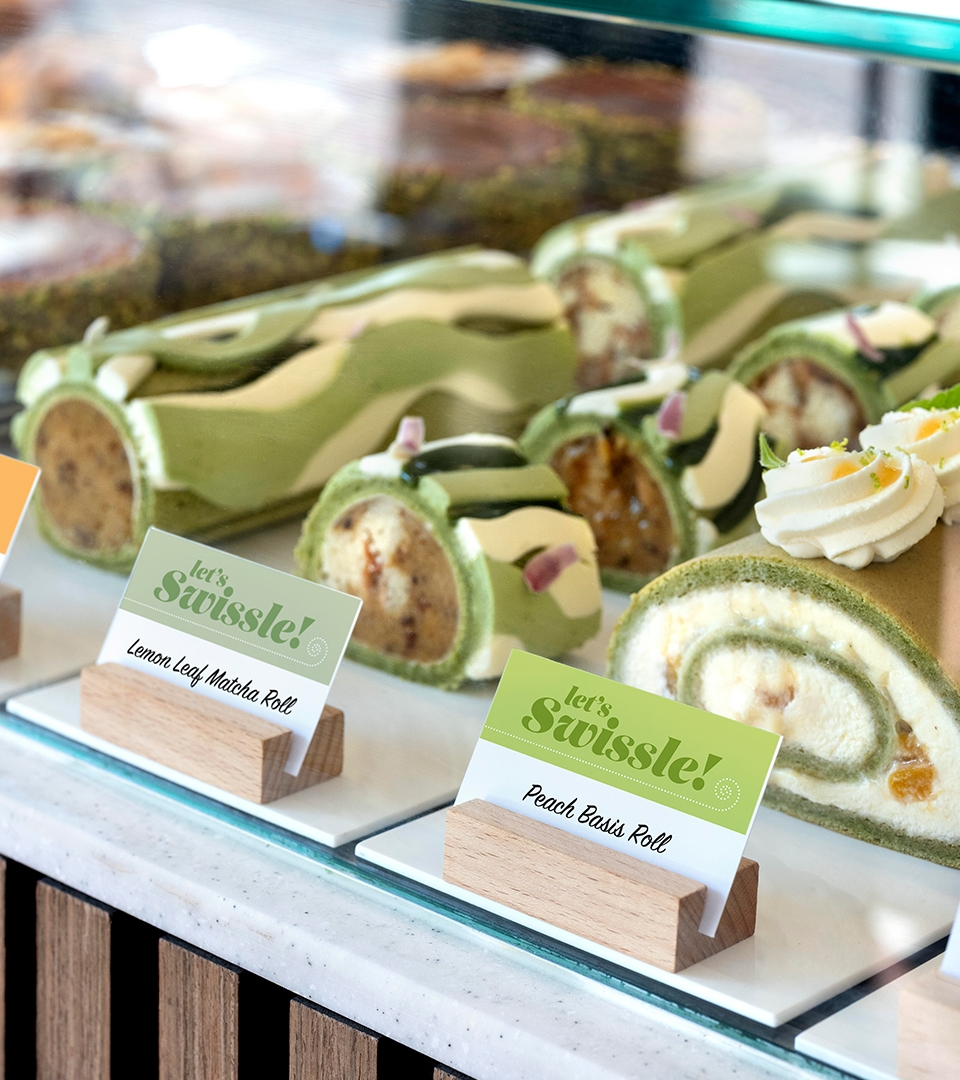 L'art du Roulé dans la vitrine d'une boulangerie.