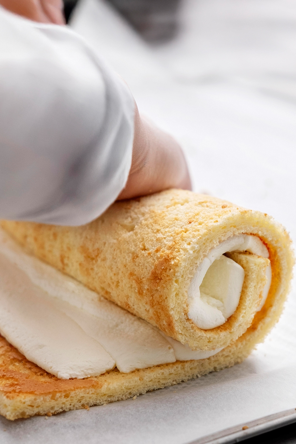 Cukiernik zwija roladę, by stworzyć klasyczne Swissle.