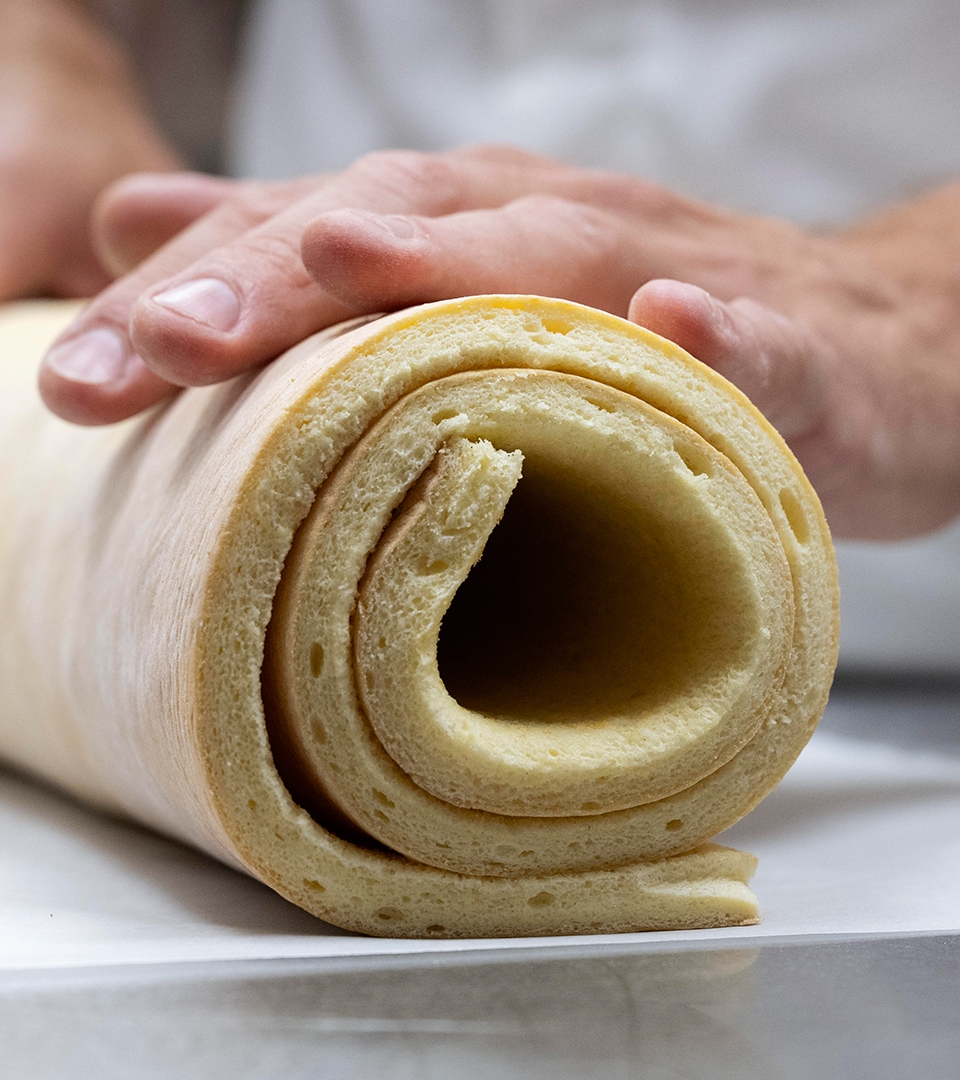 Cukiernik zwija biszkopt do Swissle