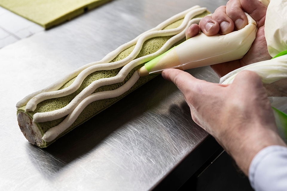 Wyciskanie bitej śmietanki na Swissle Liść Cytrynowy Matcha