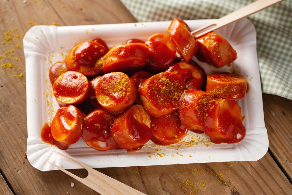 Currywurst met pittige curryketchup en knapperige frietjes.