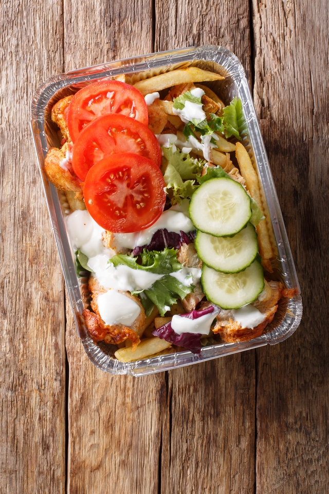 Kapsalon met frietjes, gekruid vlees, gesmolten kaas en sambal.