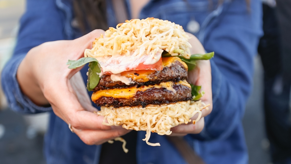 Ramenburger met gegrilde noedelbroodjes en hartige vulling.