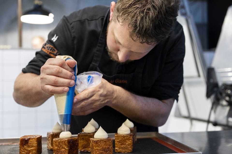 Bart de Gans decoreert een taart.