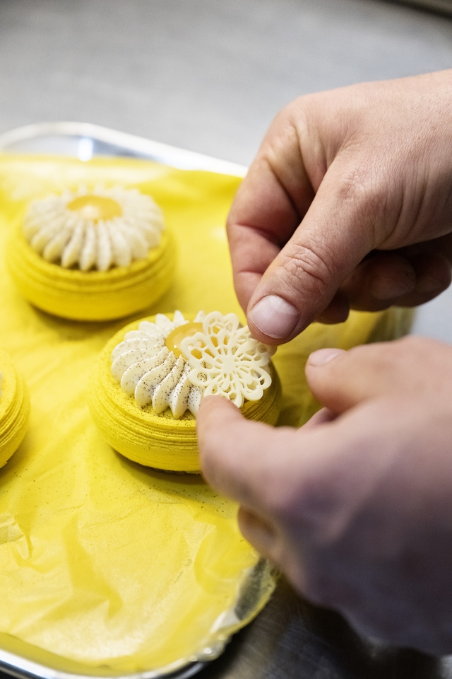 Laatste afwerking van een taart.