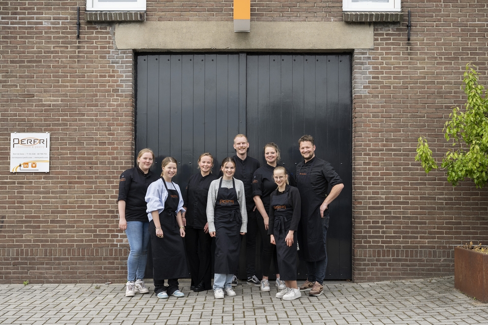 Team Perfri poseert samen.