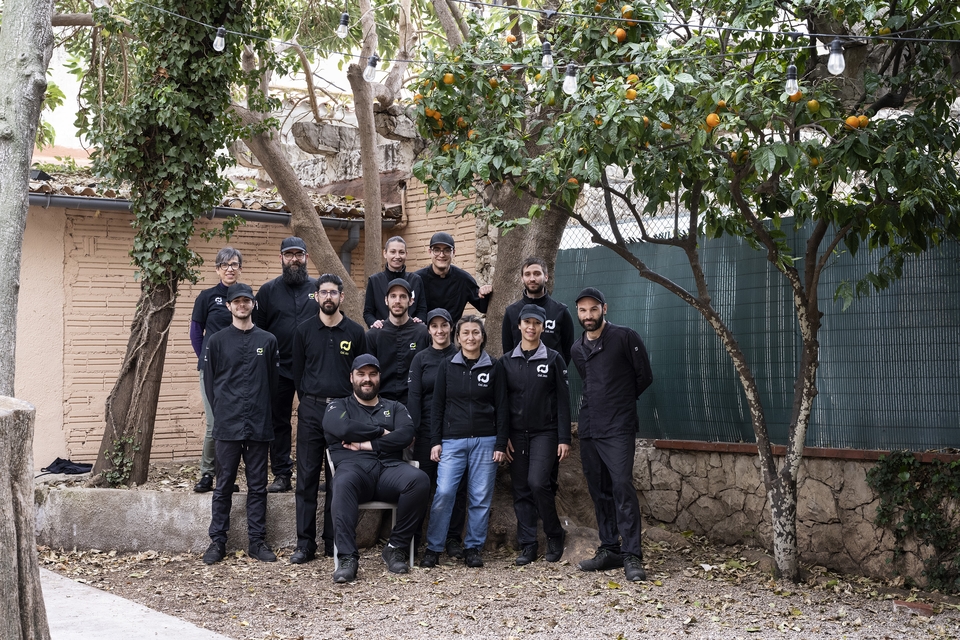 Zespół cukierników z Cal Jan pozujący na dworze