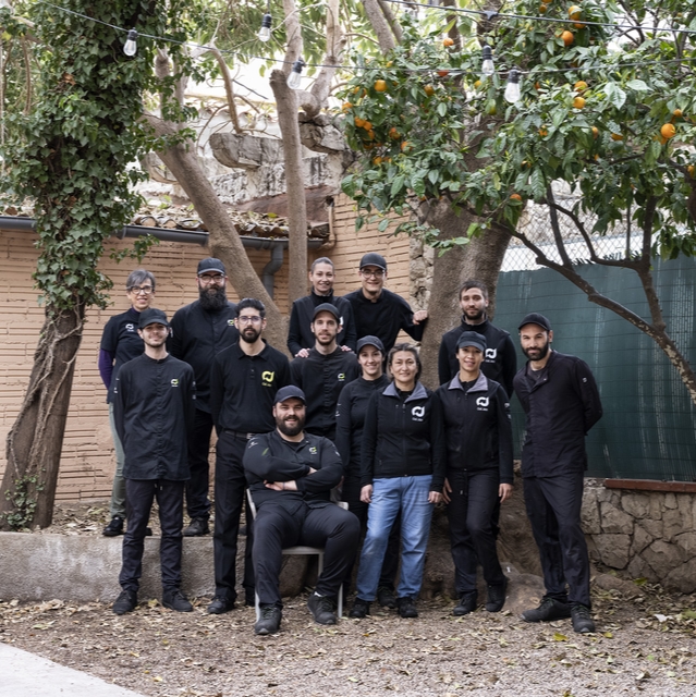 La squadra di pasticceria di Cal Jan che posa all'aperto
