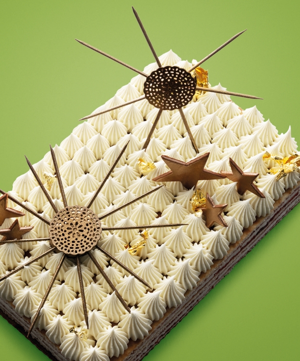 Gebakskaders, versierde cake met sterren als topping.