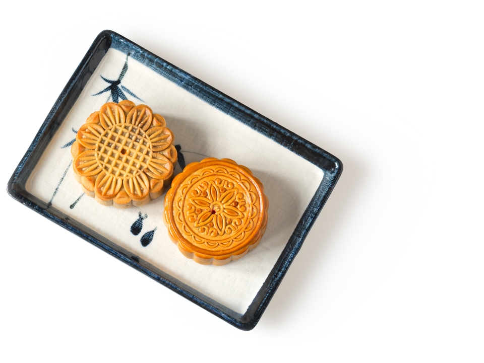Deux mooncakes décoratifs sur un plateau rectangulaire