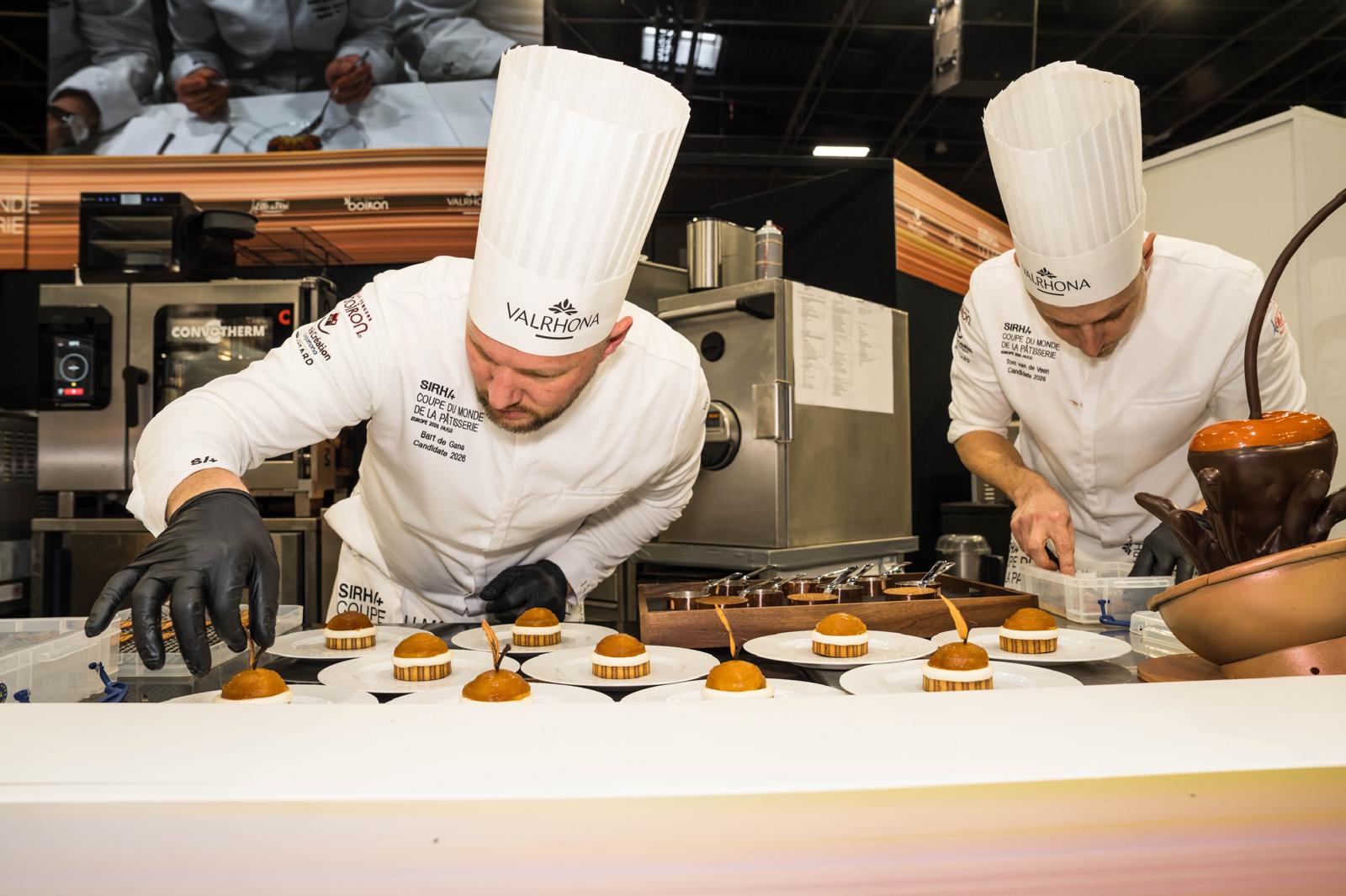 Bart de Gans en Tom van de Veen bezig met de reinvented tarte tatin.