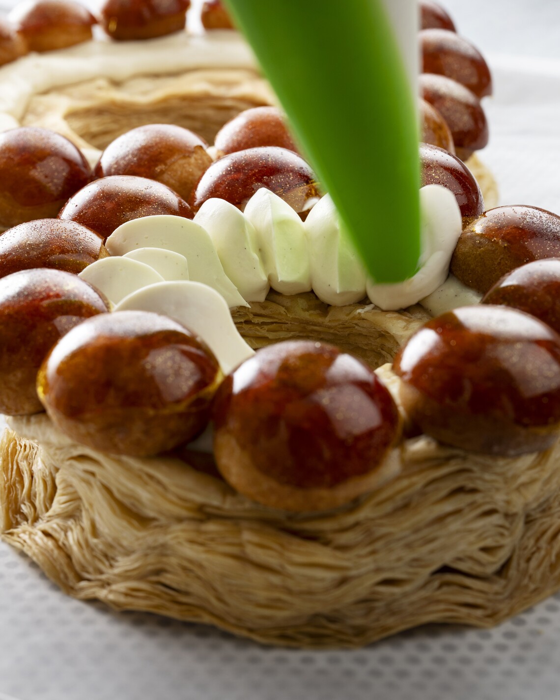 Crème pochée sur un anneau de pâtisserie nappé de caramel