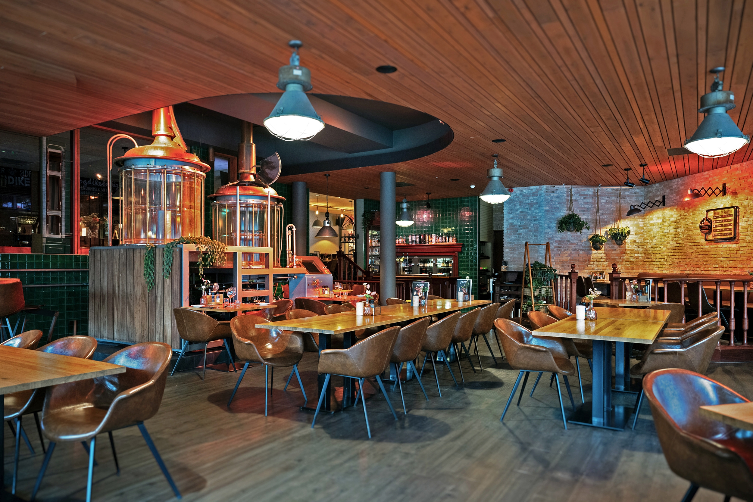 Letterlijk midden in de zaak staan twee brouwketels