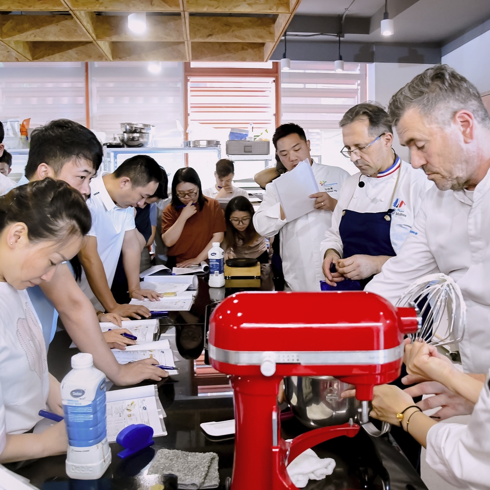 Chef del laboratorio Debic Shanghai al lavoro