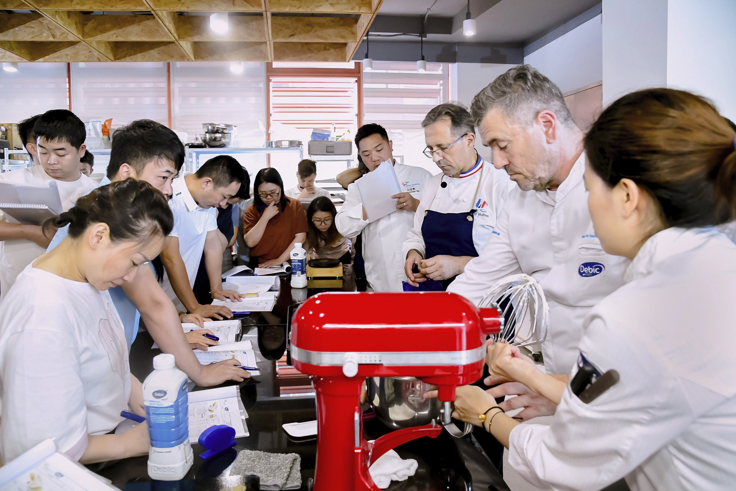 Chef del laboratorio Debic Shanghai al lavoro