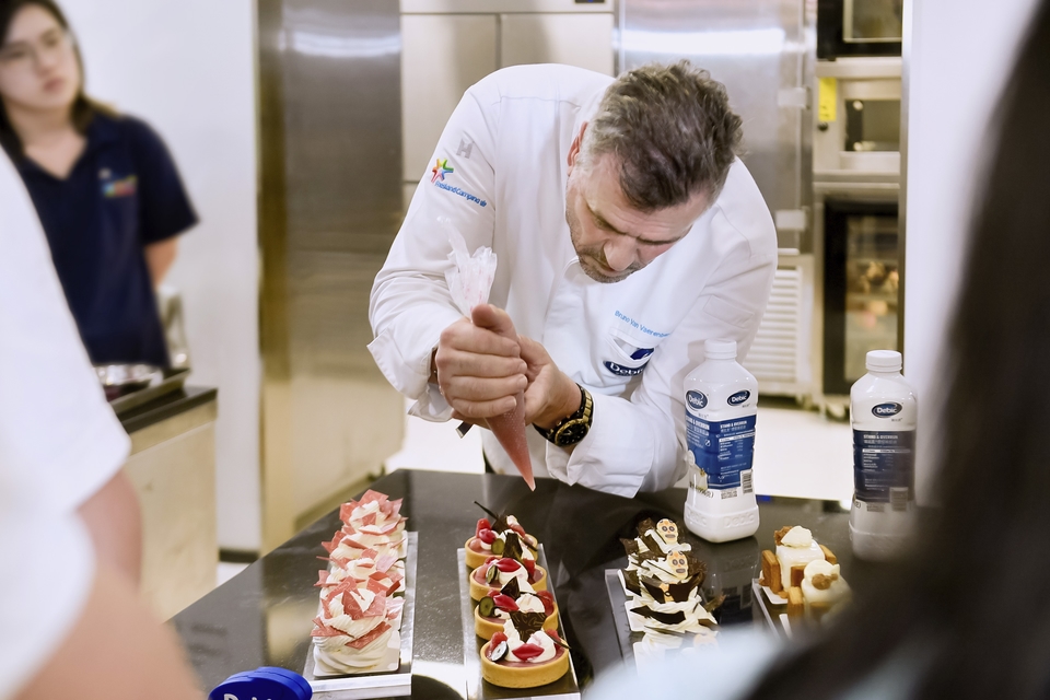 Pasticceri che dimostrano le tecniche di decorazione