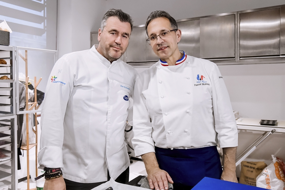 Due pasticceri in laboratorio