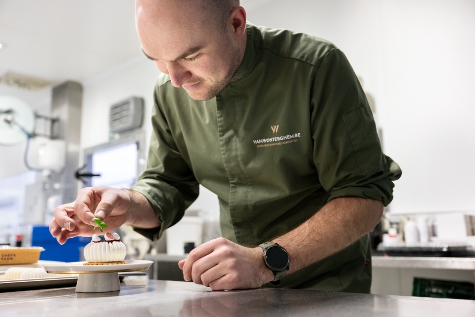 Jelle Cattelein making a dessert with Debic products
