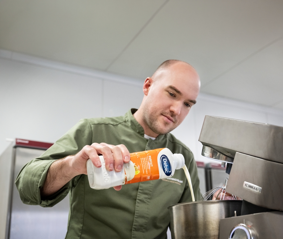 Jelle Cattelein pouring Debic Parfait into a bowl