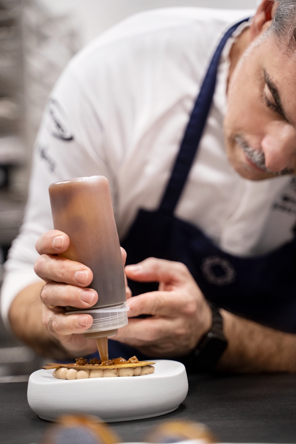 Ricard Martínez decorando un postre