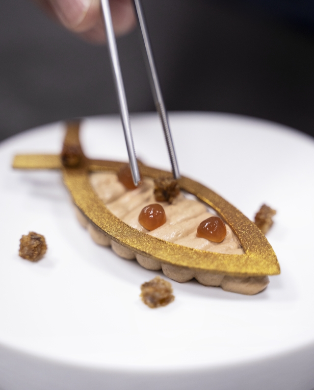 Ricard Martínez plating his Mousse especiada dessert