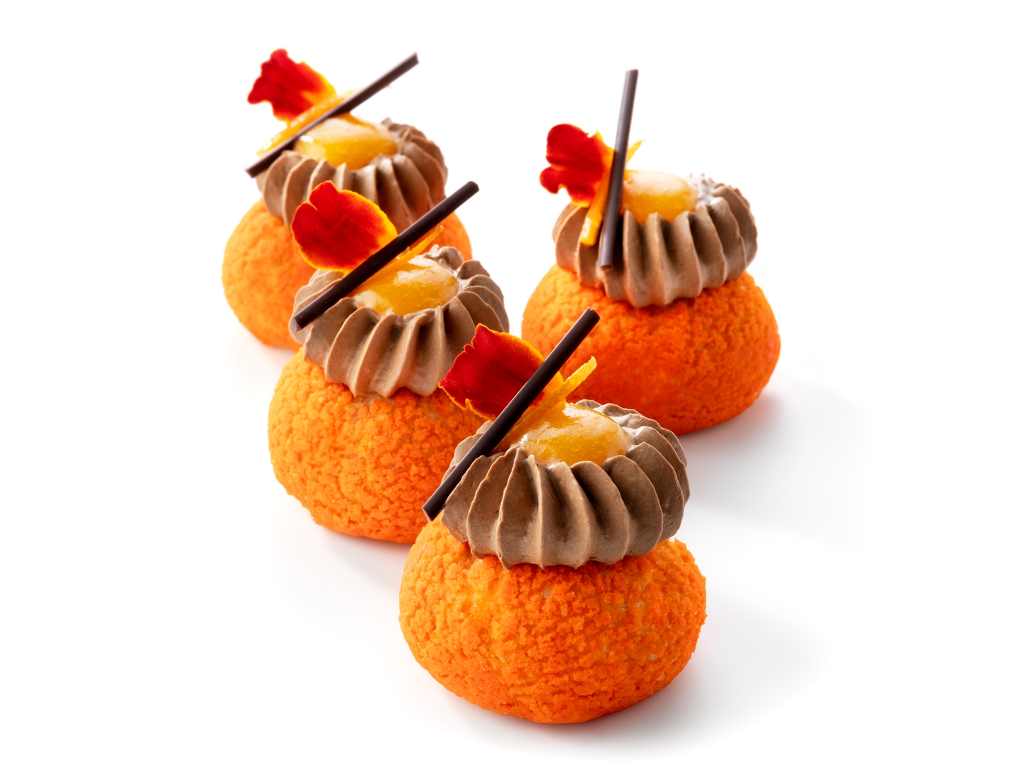 Choux with mandarin, chocolate and saffron | Debic