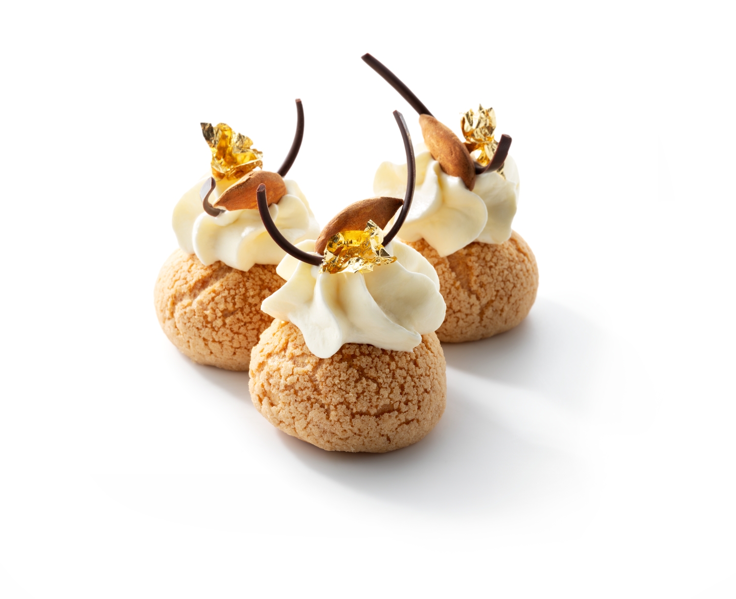 Choux with caramelized almonds and Marsala wine | Debic