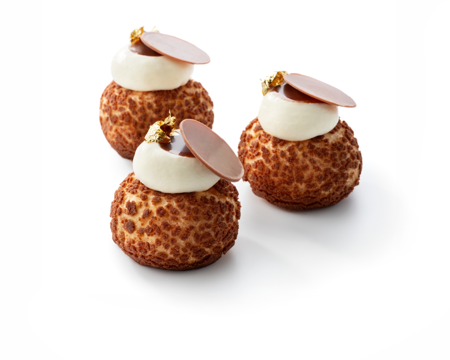 Choux with salted peanuts and ginger caramel | Debic
