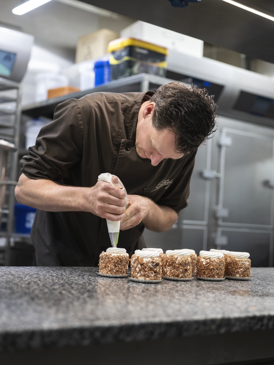 Gerdy Vannieuwkerke decorating pastries