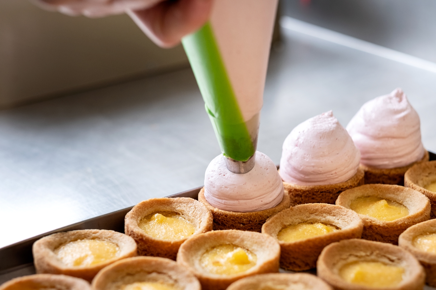 Filling up little shells with cream