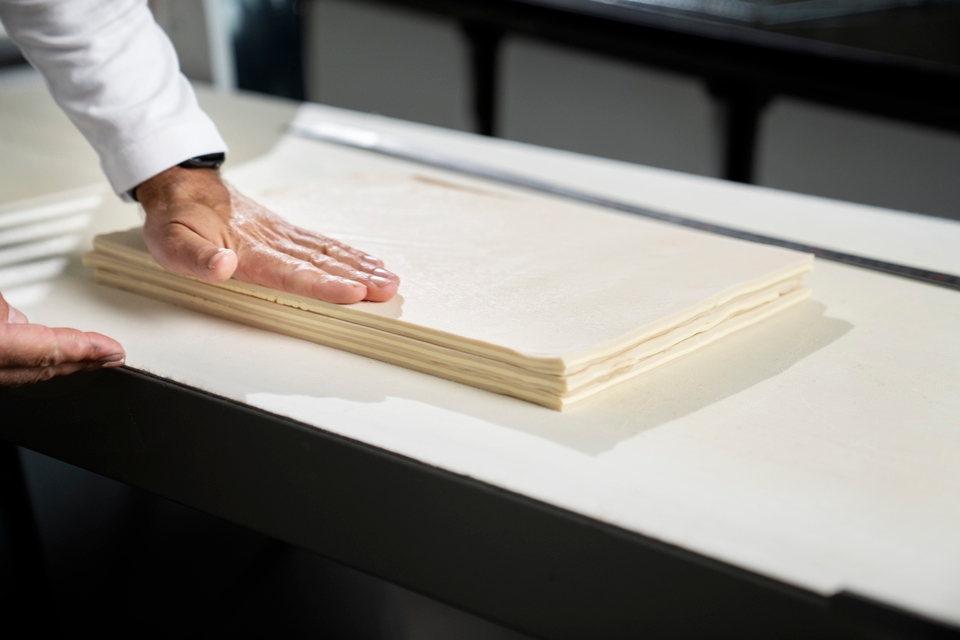 Lo chef misura gli strati di pasta