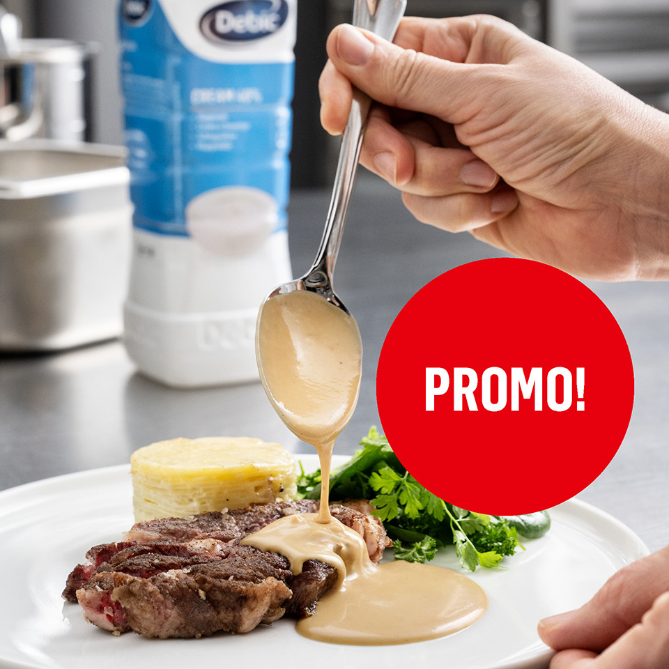 Biefstuk met aardappelgratin en saus op een bord, met een Debic-fles en een rode "PROMO!"-sticker.