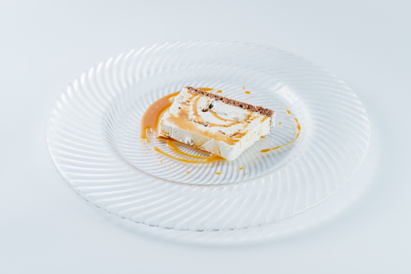 Semifrío de parfait al baileys con dulce de lecha y brownie - photo1 | Debic