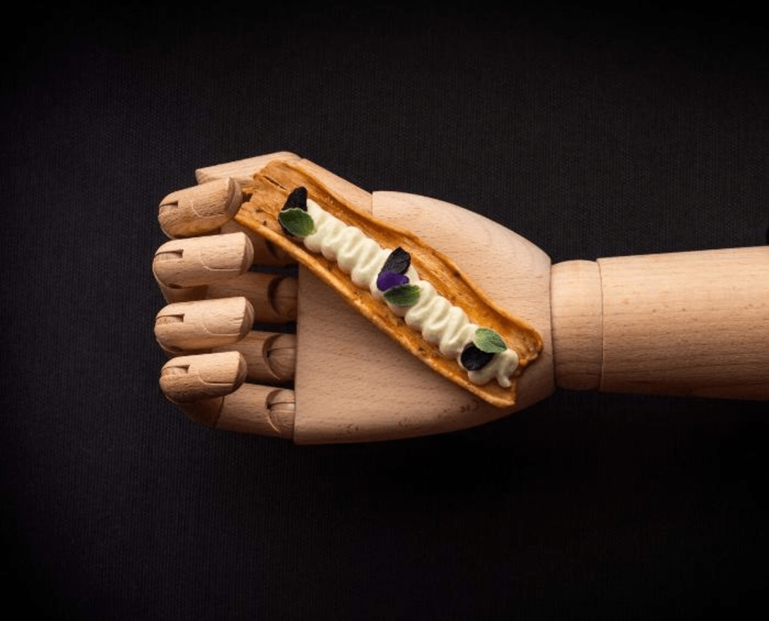 Hojaldre con crema de alcachofa, orégano y ajo negro - photo1 | Debic