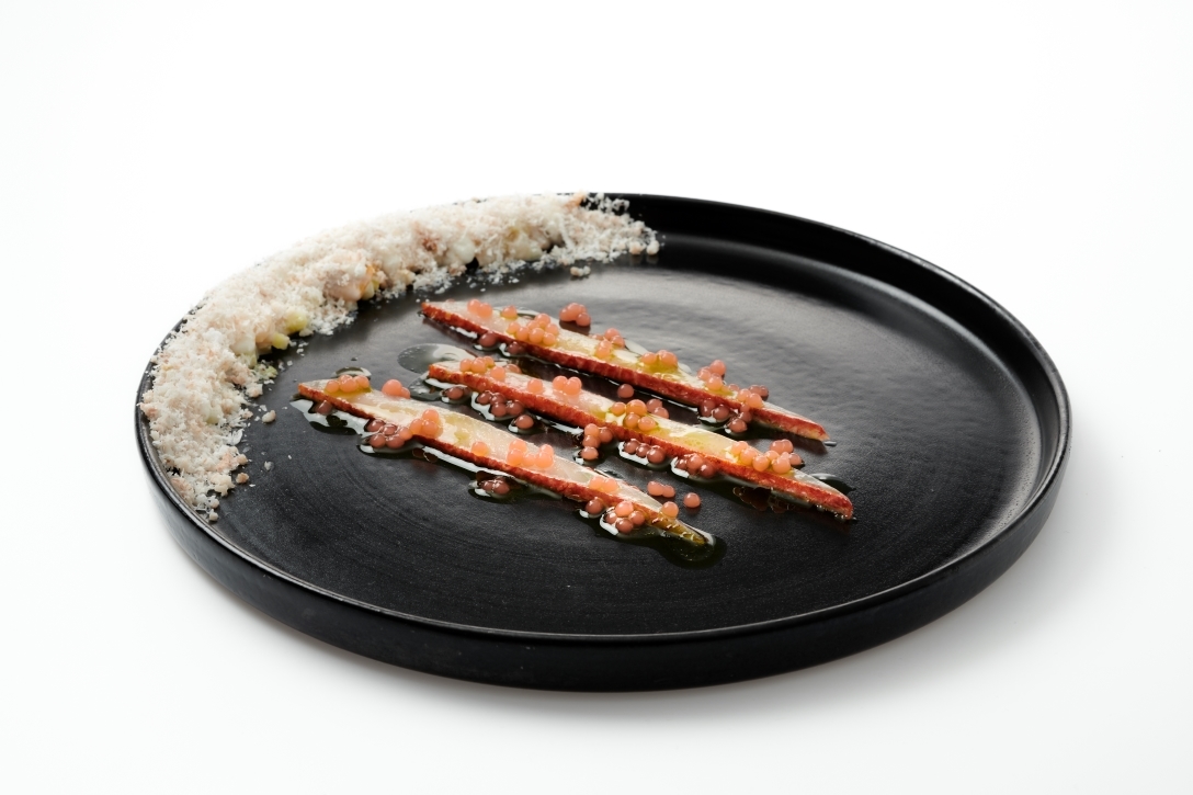 Rouget barbet, feuilles de citron vert, coques, couteaux, anguille fumée et gouttes à la fraise - photo1 | Debic